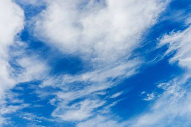 Beyaz kabarık bulutlu mavi gökyüzü arkaplanı