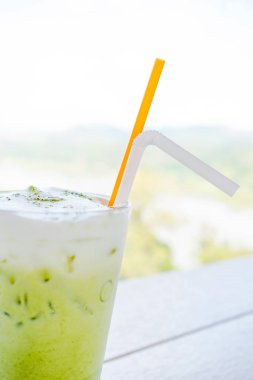 Bardak yeşil çay buz masada