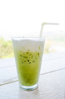 Bardak yeşil çay buz masada