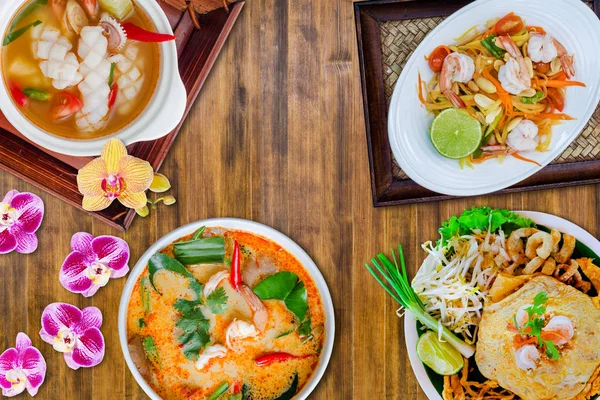 Thai food. green papaya salad, Thai style noodle, Tom yam kong, squid spicy lemongrass soup — Stock Photo, Image