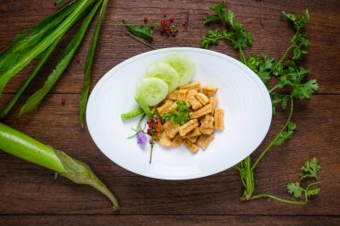 Fried kuru buffalo deri ahşap masa, Tay gıda, Laos gıda.