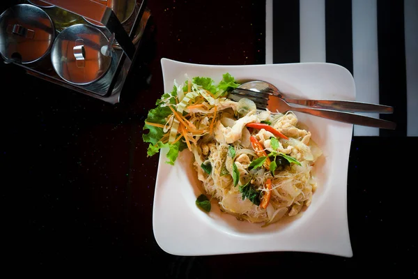 Asya gıda. Et ve sebze ile Tay Rice Fried Noodle. İnci