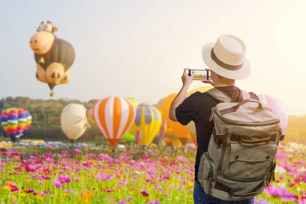 Asian young man is enjoy watching Balloon Festival in Chiangrai, — Stock Photo, Image