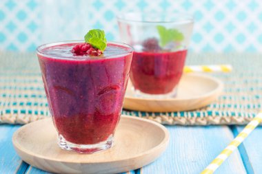 Nane, Siyah frenk üzümü, frenk üzümü, ahududu ile Berry güler yüzlü 