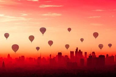 Tayland Bangkok şehir üzerinde yüzen renkli sıcak hava balonları.
