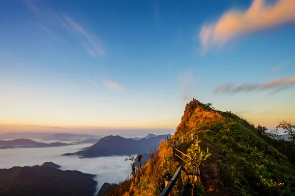 Sonnenaufgang am phu chee dao Gipfel des Berges in chiang rai, Thailand — Stockfoto