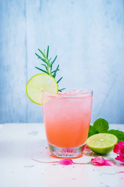 Erfrischendes Sommergetränk mit Erdbeere im Glas — Stockfoto