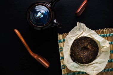 Çaydanlık ve yeşil siyah tabloda çay Makinası