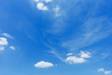 Beyaz kabarık bulutlu mavi gökyüzü arkaplanı