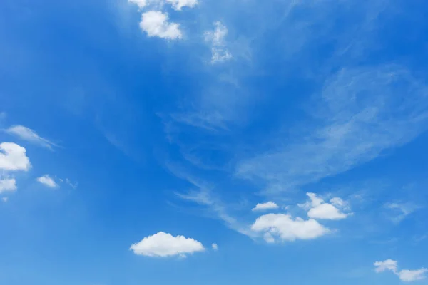 Fondo cielo azul con nubes esponjosas blancas — Foto de Stock