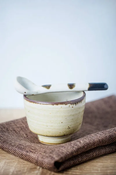 Bol en céramique et cuillère en céramique sur table en bois — Photo