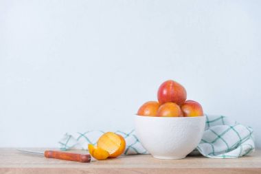 Masanın üzerine taze şeftali kase