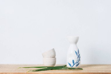 Japon Sake set içme yakın çekim