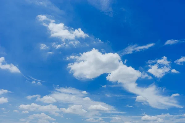 Fondo cielo azul con nubes esponjosas blancas — Foto de Stock