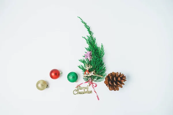 Minimalistischer Weihnachtsbaum auf weißem Hintergrund. Neujahrsempfang — Stockfoto