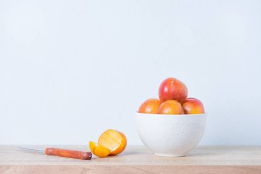 Masanın üzerine taze şeftali kase