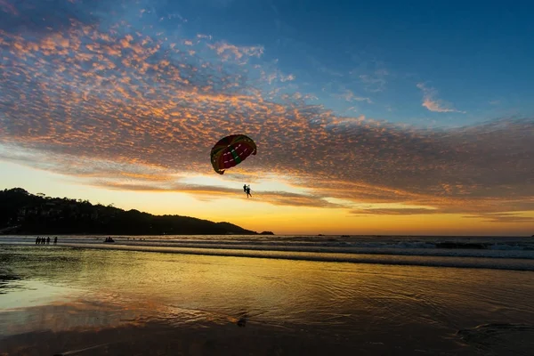 güzel gün batımı yukarıda sea patong, phuket, Tayland