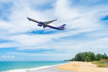 Phuket - Tayland - Otober 23,2017: Aeroflot Airbus 330-300 uçak uçan çıkar Phuket airport adlı Mai Khao beach Tayland üzerinden.