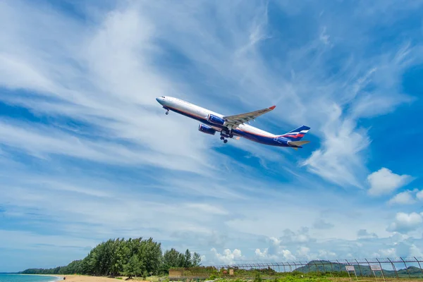 Phuket - Tayland - Otober 23,2017: Aeroflot Airbus 330-300 uçak uçan çıkar Phuket airport adlı Mai Khao beach Tayland üzerinden.