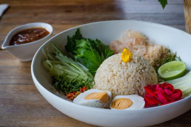 Sebzeler, otlar ve yumurta ile Tayland Güney baharatlı pirinç salatası