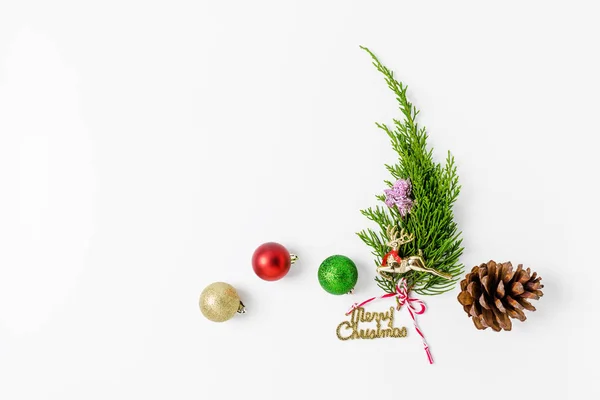 Μίνιμαλ χριστουγεννιάτικο δέντρο σε λευκό φόντο. Conce νέο έτος — Φωτογραφία Αρχείου