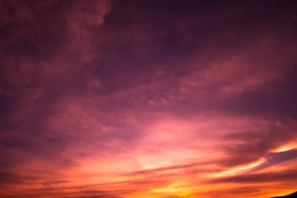 Bunte dramatische Himmel mit Wolken bei Sonnenuntergang — Stockfoto