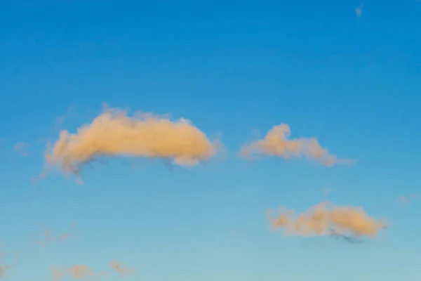 Cielo azul, nubes y luz del sol de fondo —  Fotos de Stock