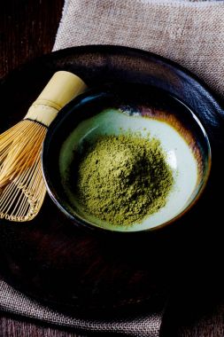 Natürmort yeşil çay ve Japon tel çırpma teli ile bambu yapılmış