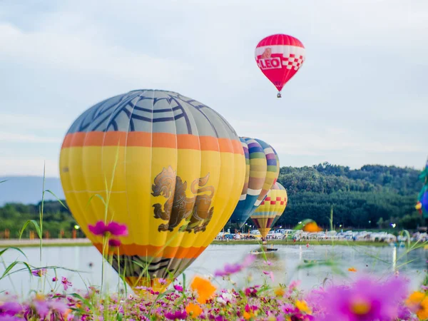 Chiangrai, Thailand - 30 November 2017: varmluftsballonger redo — Stockfoto