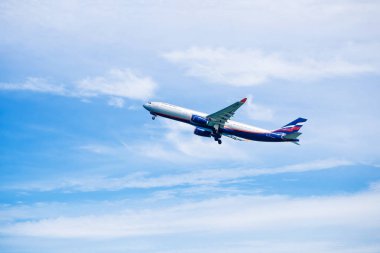 Phuket - Tayland - Otober 23,2017: Aeroflot Airbus 330-300 uçak uçan çıkar Phuket airport adlı Mai Khao beach Tayland üzerinden.