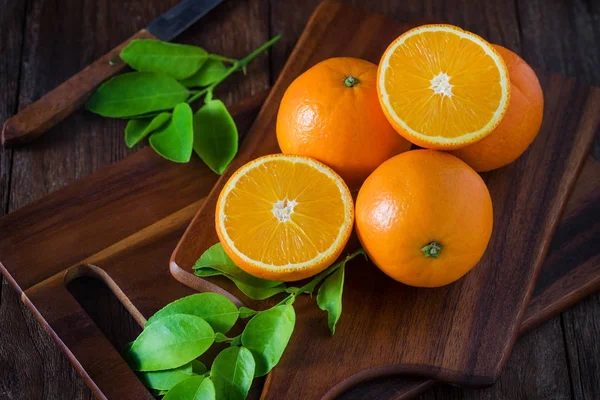 Färska ekologiska apelsiner frukter på trä bakgrund. — Stockfoto