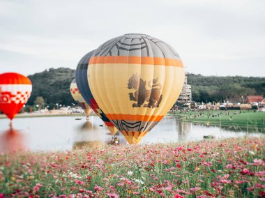 Chiangrai, Tayland - 30 Kasım 2017: sıcak hava balonları Singha Park Chiangrai, çiftlik Festivali ayarlaması 2017 Chiangrai Eyaleti, Tayland tarihinde günbatımında Göğe yükselmeye hazır