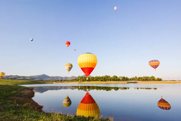 Gün batımında uçan renkli sıcak hava balonu