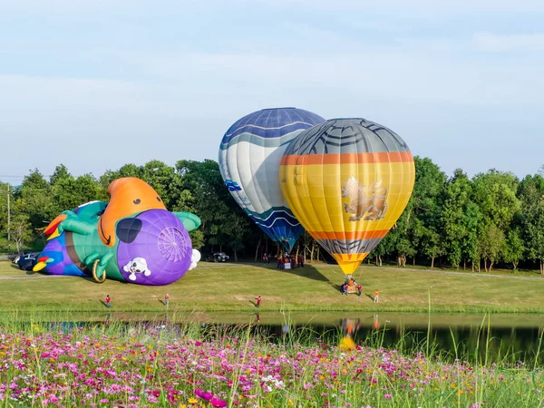 Chiangrai, Tayland - 30 Kasım 2017: sıcak hava balonu hazır — Stok fotoğraf