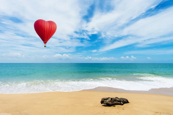 Belle montgolfière rouge en forme de coeur à la plage Mai khao , — Photo