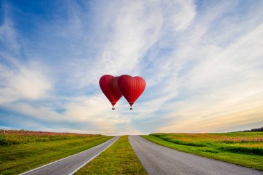 Günbatımında bir kalp şeklinde güzel kırmızı balon