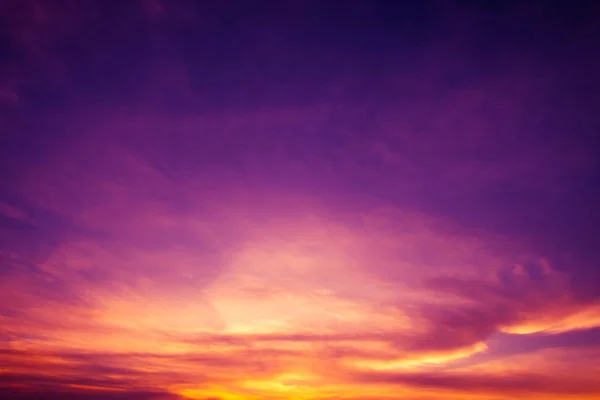 Céu dramático colorido com nuvem ao pôr do sol — Fotografia de Stock