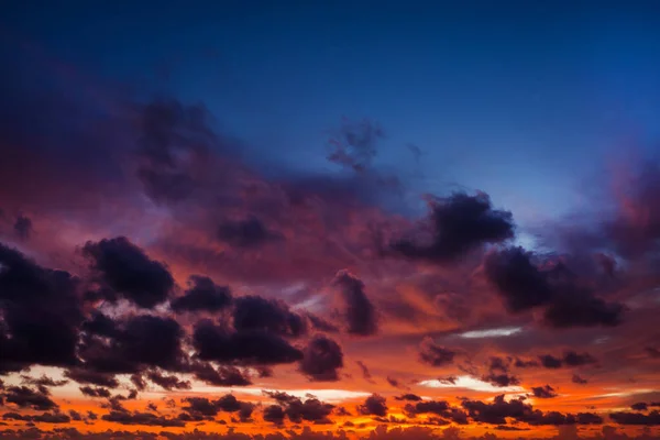 Bunte dramatische Himmel mit Wolken bei Sonnenuntergang — Stockfoto