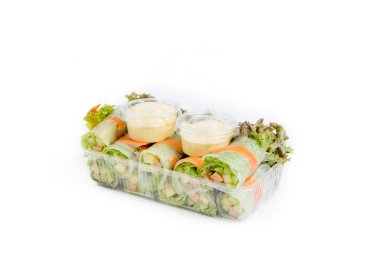 Taze salata rulo kutusunda beyaz arka plan üzerinde izole kesmek