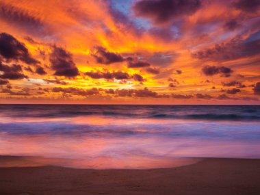 Güzel bir deniz bulut ile dramatik gökyüzü manzarası.
