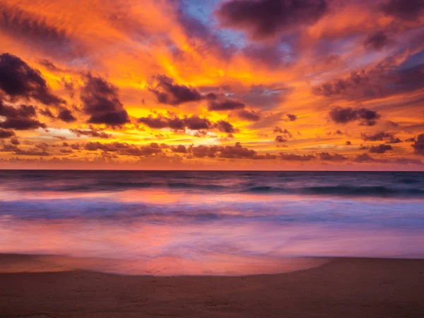 Güzel bir deniz bulut ile dramatik gökyüzü manzarası.