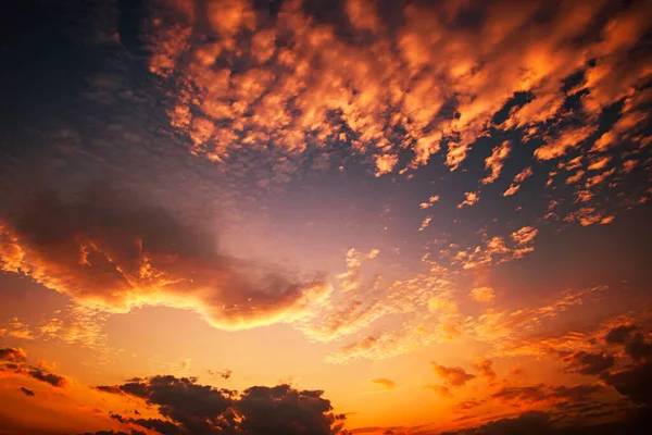 Langit Berwarna Dramatis Dengan Awan Saat Matahari Terbenam Stok Foto Bebas Royalti
