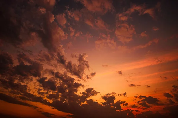Langit Berwarna Dramatis Dengan Awan Saat Matahari Terbenam Stok Gambar Bebas Royalti