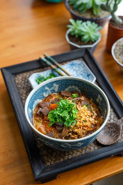 Reisnudeln Mit Würziger Schweinesauce Nam Ngiao Auf Schwarzem Tisch Thailändisches Stockbild