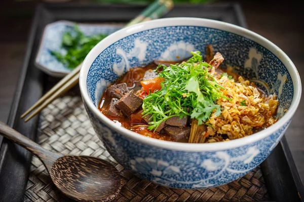 Reisnudeln Mit Würziger Schweinesauce Nam Ngiao Auf Schwarzem Tisch Thailändisches lizenzfreie Stockfotos