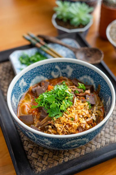 Mie Nasi Dengan Saus Babi Pedas Nam Ngiao Atas Meja Stok Gambar Bebas Royalti