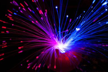 Siyah arkaplanda kırmızı ve mavi renkli parlayan neon pipetler