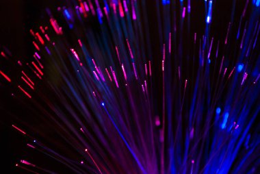 Siyah arkaplanda kırmızı ve mavi renkli parlayan neon pipetler