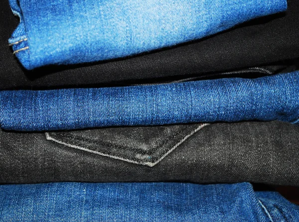 Montón Pantalones Vaqueros Plegados Azules Negros Cerca —  Fotos de Stock