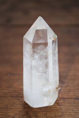 Kahverengi arka planda doğal yapay elmaslar